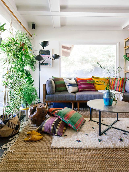 ventilador de teto Spirit - Blog Myspirit - sala de estar com plantas e almofadas - dicas simples de decoração